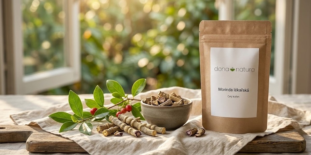 Morinda lékařská celý kořen Dona Natura v kraftovém sáčku mezi sušenými kořeny a listy morindy